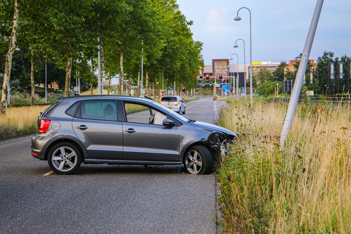 Auto knalt op lantaarnpaal