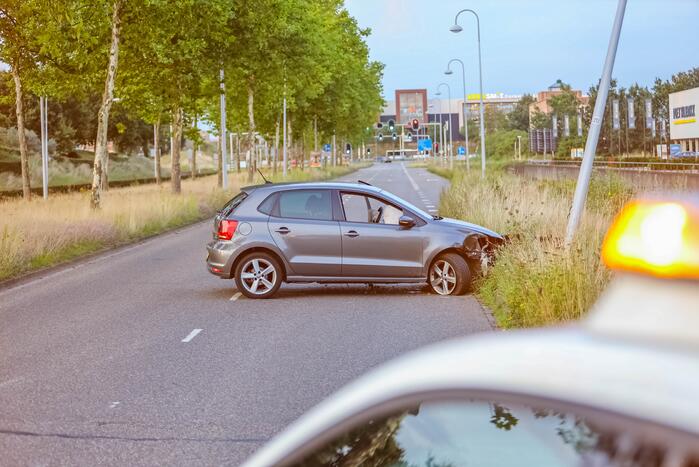 Auto knalt op lantaarnpaal