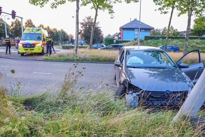 Auto knalt op lantaarnpaal