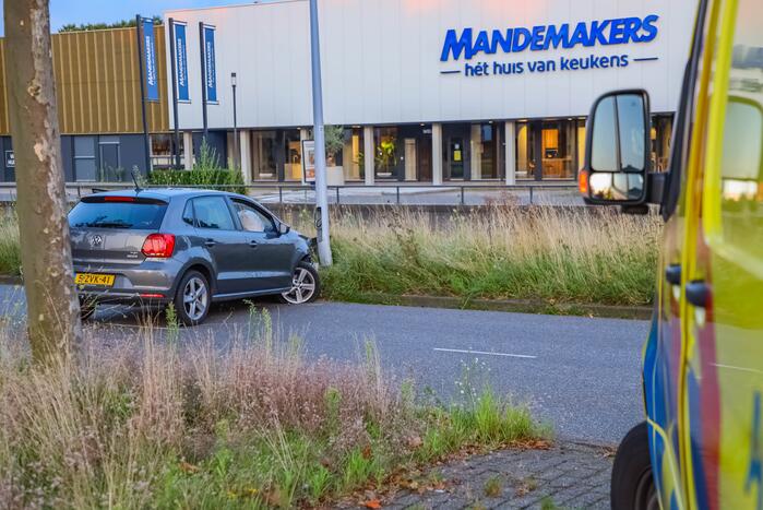 Auto knalt op lantaarnpaal