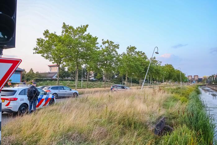 Auto knalt op lantaarnpaal