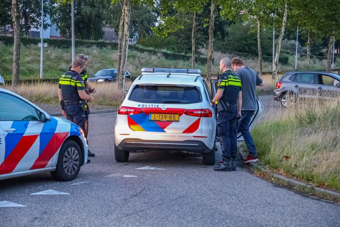 Auto knalt op lantaarnpaal