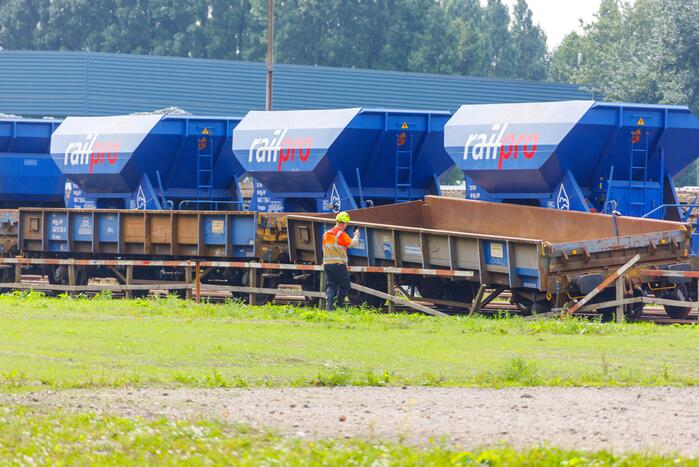 Klmos-goederenwagon ontspoort na botsing