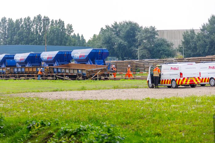 Klmos-goederenwagon ontspoort na botsing