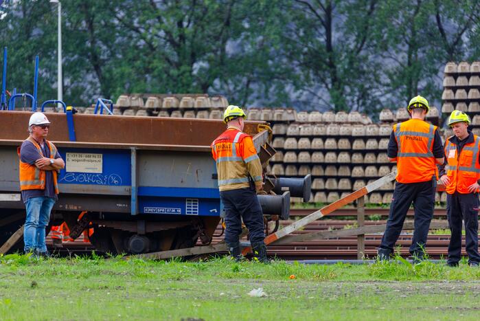 Klmos-goederenwagon ontspoort na botsing