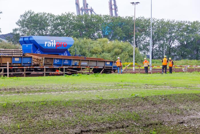 Klmos-goederenwagon ontspoort na botsing