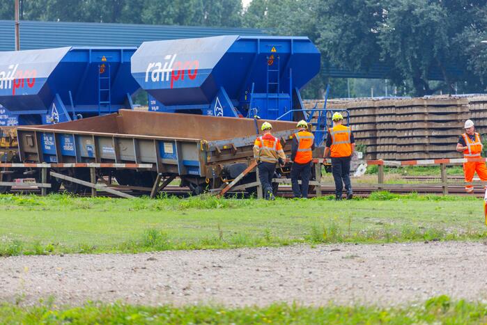 Klmos-goederenwagon ontspoort na botsing