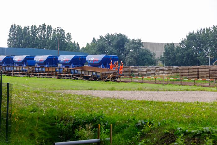 Klmos-goederenwagon ontspoort na botsing