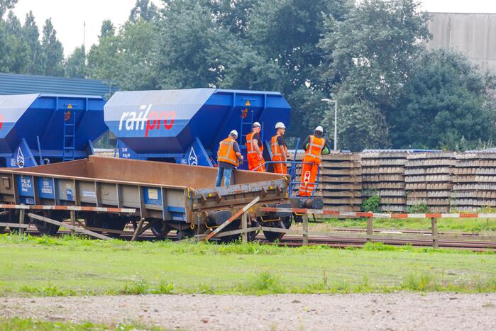 Klmos-goederenwagon ontspoort na botsing