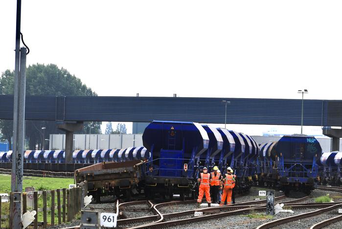 Klmos-goederenwagon ontspoort na botsing