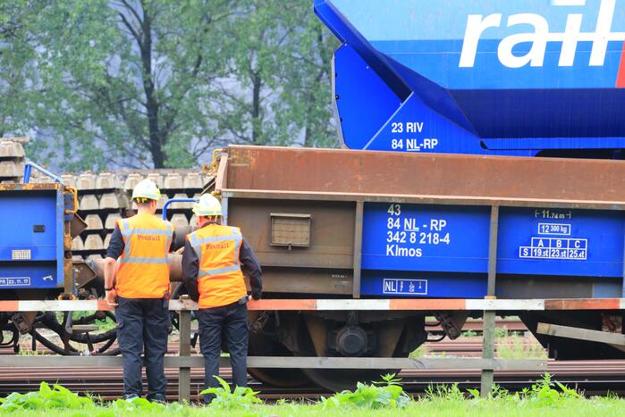 Klmos-goederenwagon ontspoort na botsing