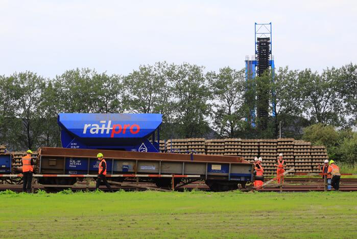 Klmos-goederenwagon ontspoort na botsing