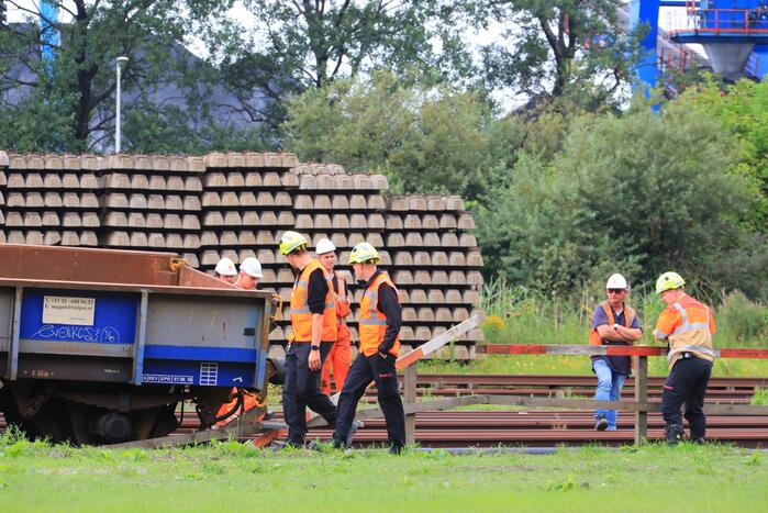 Klmos-goederenwagon ontspoort na botsing