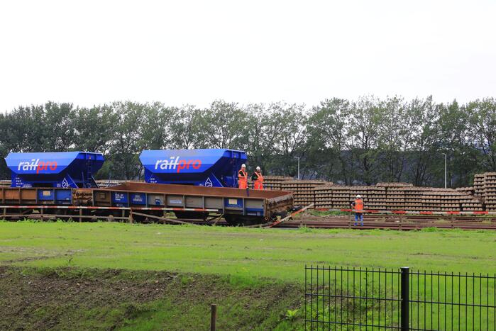 Klmos-goederenwagon ontspoort na botsing