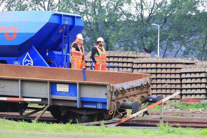 Klmos-goederenwagon ontspoort na botsing