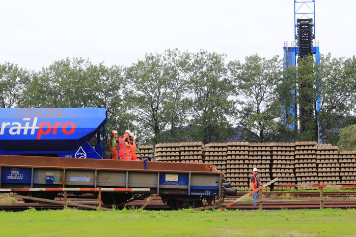 Klmos-goederenwagon ontspoort na botsing