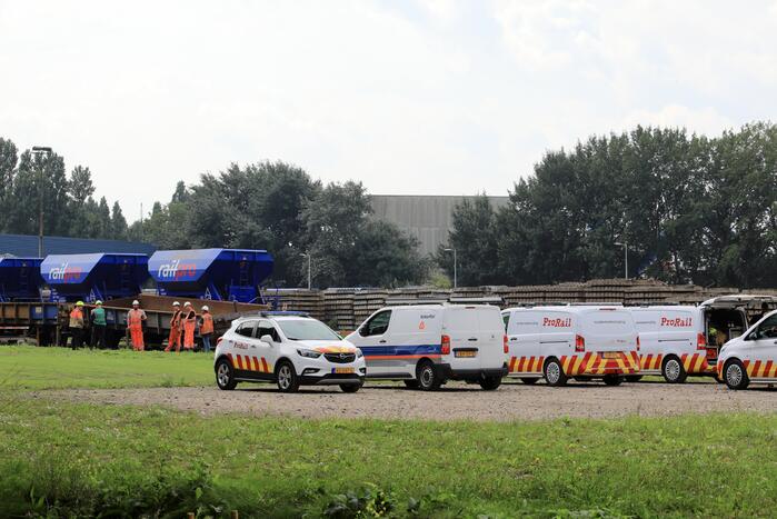 Klmos-goederenwagon ontspoort na botsing