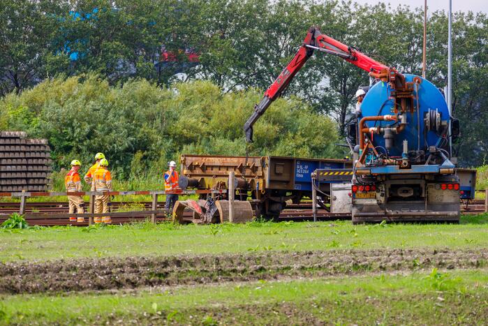 Klmos-goederenwagon ontspoort na botsing