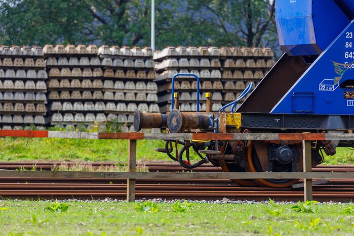 Klmos-goederenwagon ontspoort na botsing