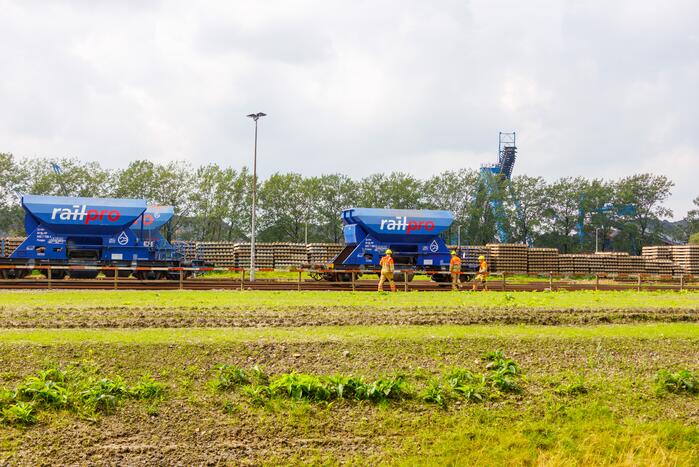 Klmos-goederenwagon ontspoort na botsing