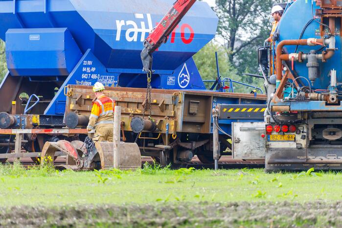 Klmos-goederenwagon ontspoort na botsing