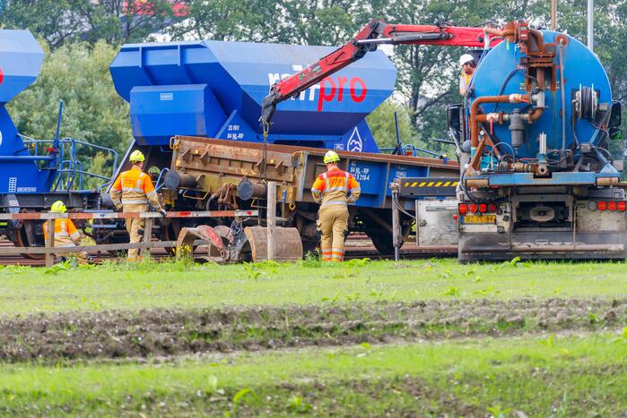 Klmos-goederenwagon ontspoort na botsing
