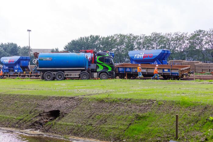 Klmos-goederenwagon ontspoort na botsing