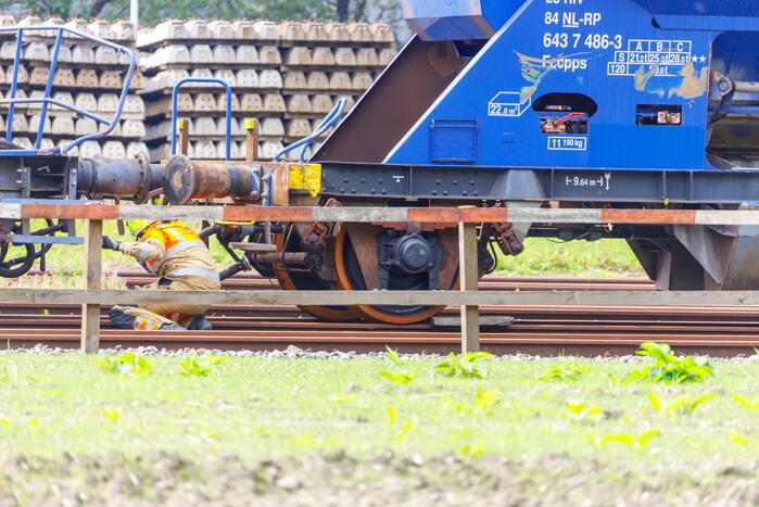 Klmos-goederenwagon ontspoort na botsing