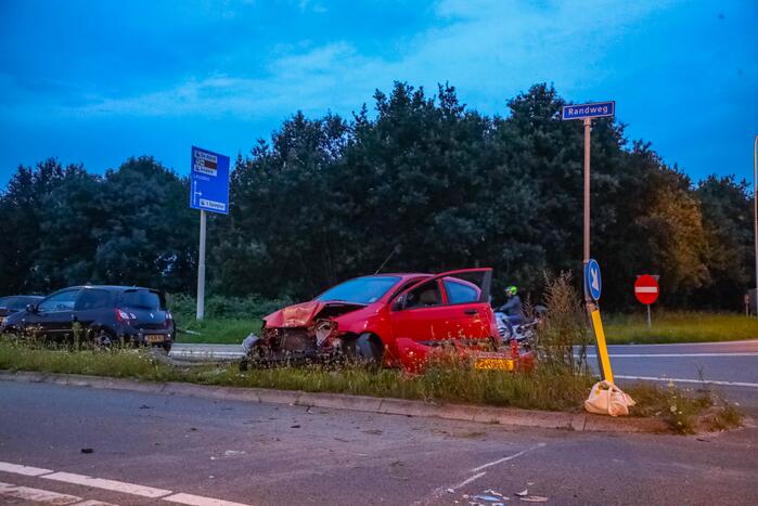 Veel schade door botsing tussen twee personenauto's