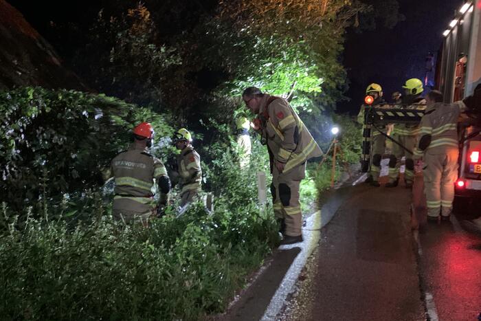 Bestuurder verliest macht over het stuur en botst tegen woning