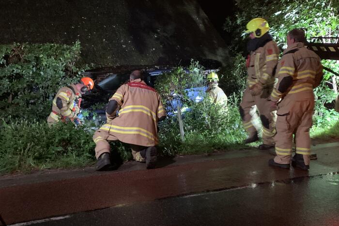 Bestuurder verliest macht over het stuur en botst tegen woning