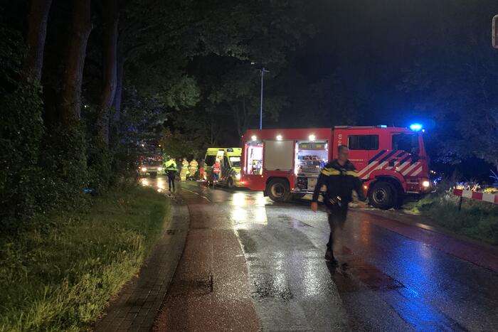 Bestuurder verliest macht over het stuur en botst tegen woning