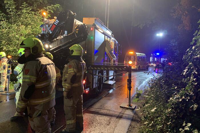 Bestuurder verliest macht over het stuur en botst tegen woning