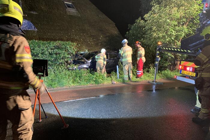 Bestuurder verliest macht over het stuur en botst tegen woning