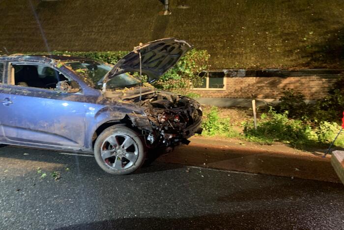 Bestuurder verliest macht over het stuur en botst tegen woning