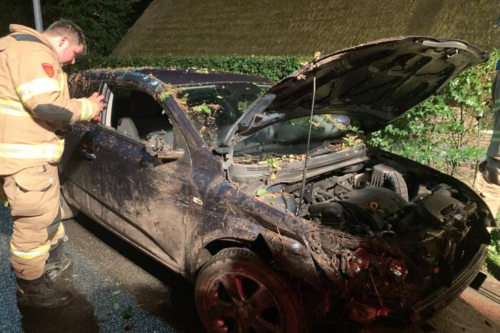 Bestuurder verliest macht over het stuur en botst tegen woning