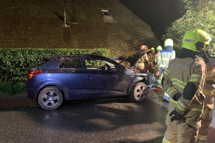 Bestuurder verliest macht over het stuur en botst tegen woning