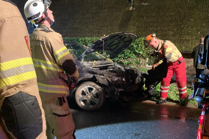 Bestuurder verliest macht over het stuur en botst tegen woning