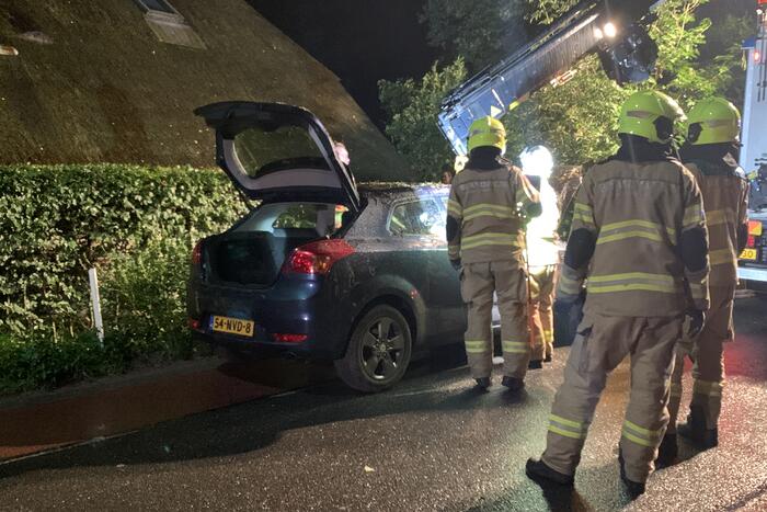 Bestuurder verliest macht over het stuur en botst tegen woning