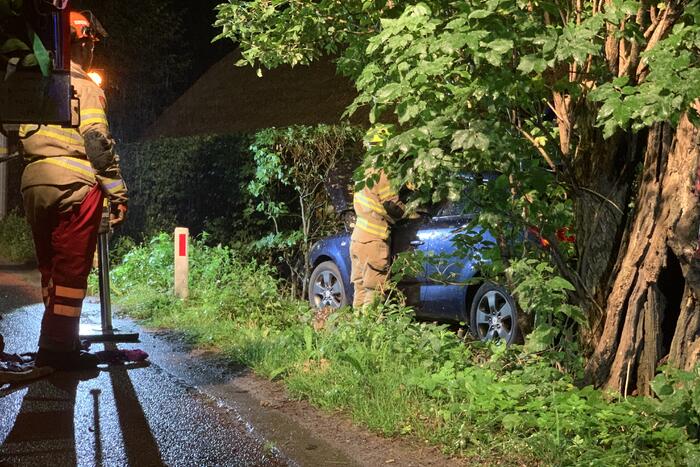 Bestuurder verliest macht over het stuur en botst tegen woning