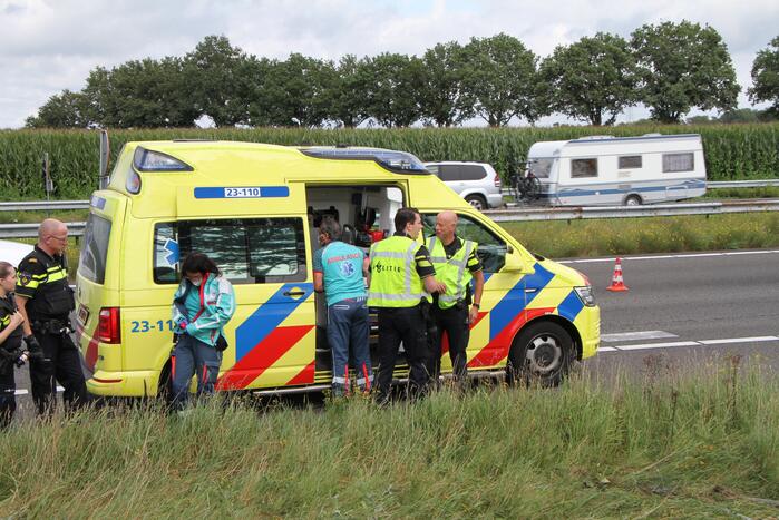 Personenauto belandt in greppel na botsing