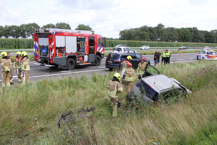 Personenauto belandt in greppel na botsing