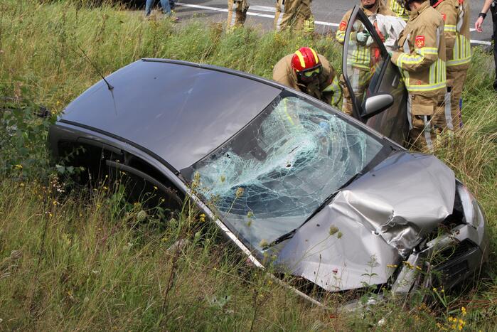 Personenauto belandt in greppel na botsing
