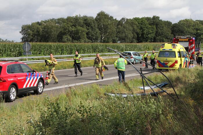 Personenauto belandt in greppel na botsing