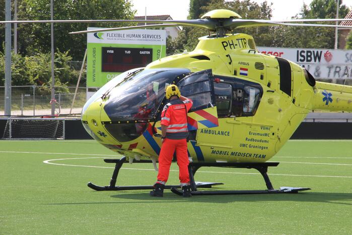 Bouwvakker zwaargewond na val met steiger Voetbalclub VVSB