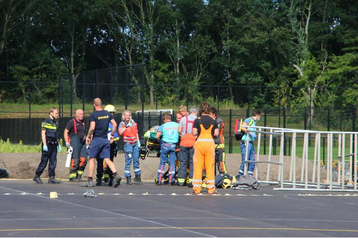 Bouwvakker zwaargewond na val met steiger Voetbalclub VVSB