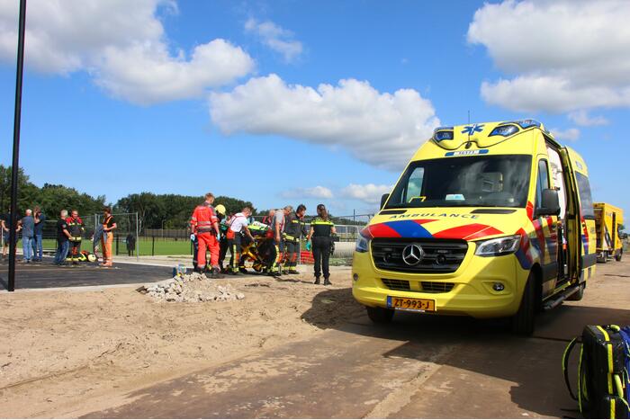 Bouwvakker zwaargewond na val met steiger Voetbalclub VVSB