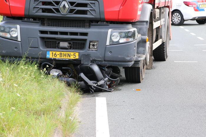 Persoon met scootmobiel zwaargewond bij botsing met vrachtwagen