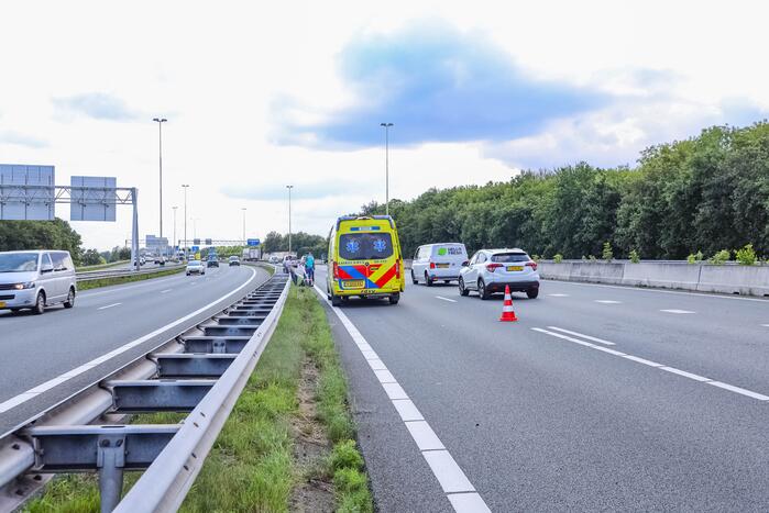 Aanrijding tussen twee auto's en vrachtwagen