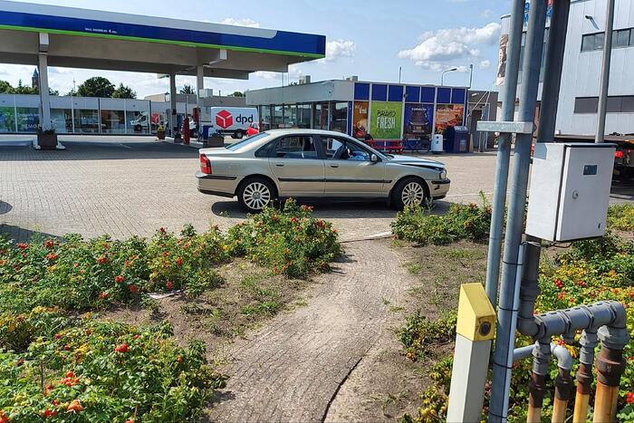 Auto afgesleept na aanrijding